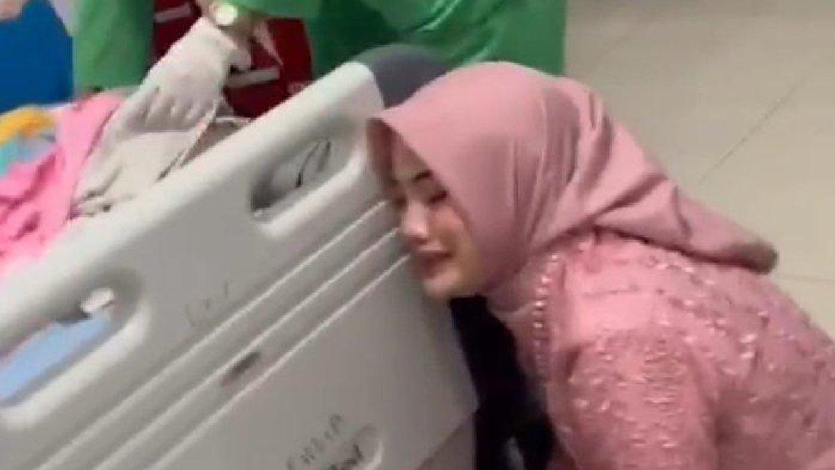 Wisudawan program studi Hukum Keluarga Islam (HKI) Fakultas Syariah Universitas Islam Negeri (UIN) Raden Intan Lampung, Pipit Patmawati bersimpuh di bawah ranjang ayahandanya Alpian Mansyur.
