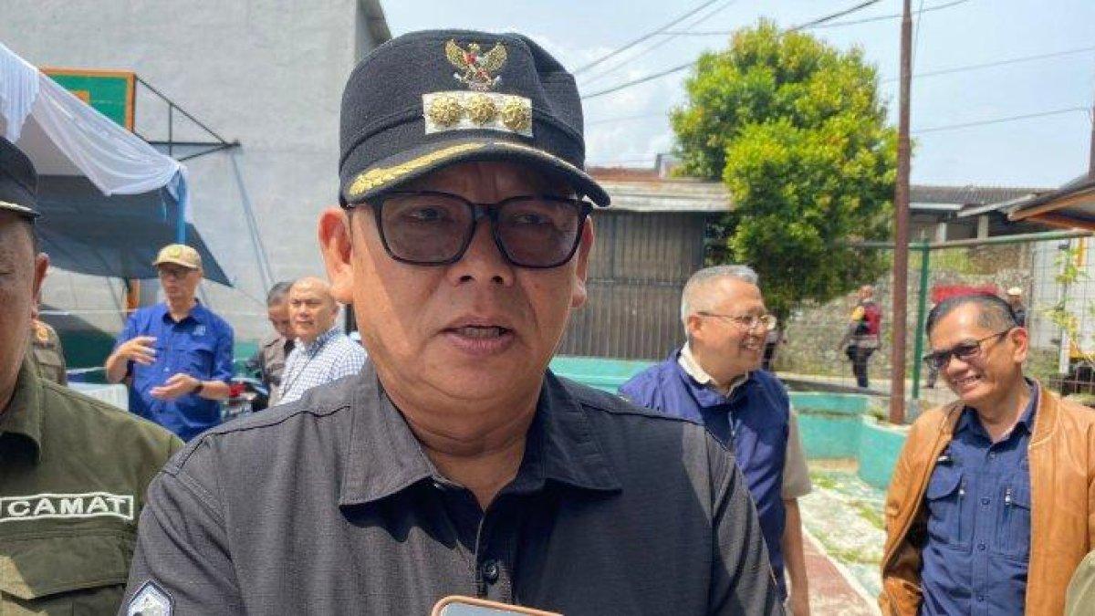 Pj. Wali Kota Sukabumi Kusmana Hartadji memberikan santunan kepada ahli waris anggota KPPS yang meninggal dunia, 10 Februari 2024 lalu.