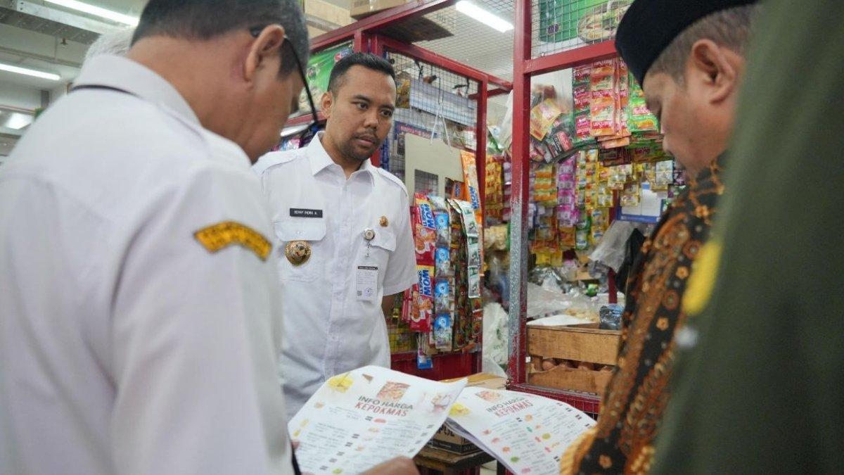 INFO KLATEN - Plh Bupati Klaten Benny Indra Ardhianto lakukan sidak harga kebutuhan bahan pokok di Pasar Gedhe Klaten, pada Rabu (26/2/2025). 