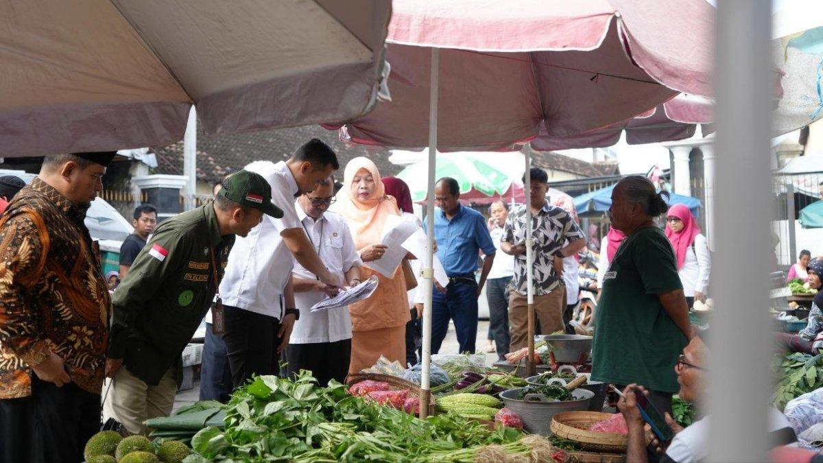 INFO KLATEN - Plh Bupati Klaten Benny Indra Ardhianto lakukan sidak harga kebutuhan bahan pokok di Pasar Gedhe Klaten, pada Rabu (26/2/2025). 