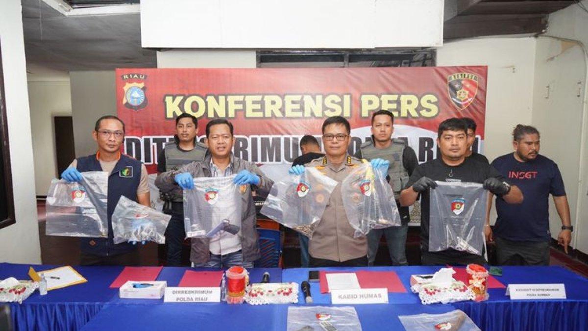 Polda Riau saat konferensi pers pengungkapan kasus perampokan yang menewaskan satu orang pelaku, di RS Bhayangkara Polda Riau di Pekanbaru, Sabtu (27/1/2024).