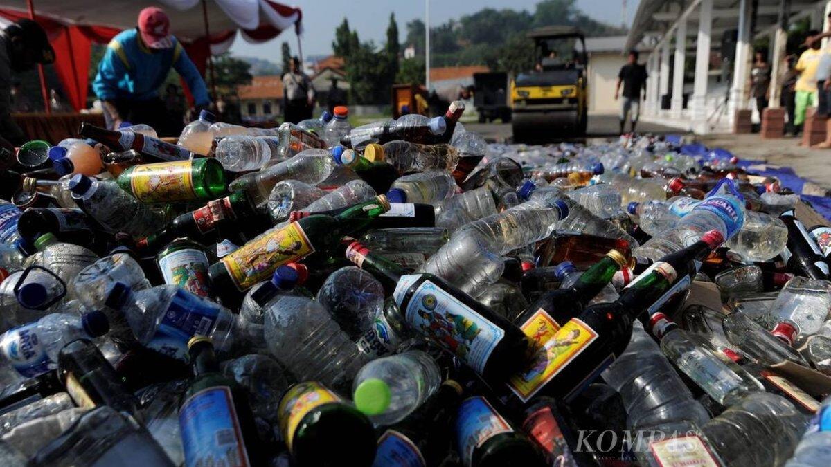 Polisi Resor Kota Besar Semarang memusnahkan ribuan botol berisi minuman keras berbagai merek di Kantor Polrestabes Kota Semarang, Jawa Tengah, Jumat (26/5/2017).