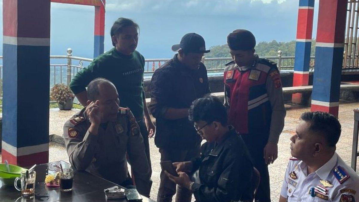 Polisi amankan Jukir karena melakukan pungutan liar di Penatapan Berastagi, Sumatera Utara.