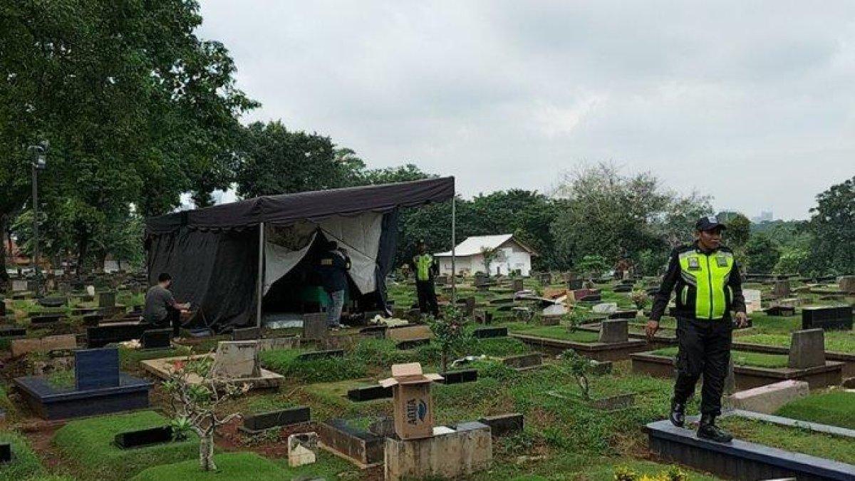 Polisi bakal melakukan ekshumasi atau penggalian makam jenazah anak Tamara Tyasmara di TPU Jeruk Purut, Pasar Minggu, Jakarta Selatan, Selasa (6/2/2024)