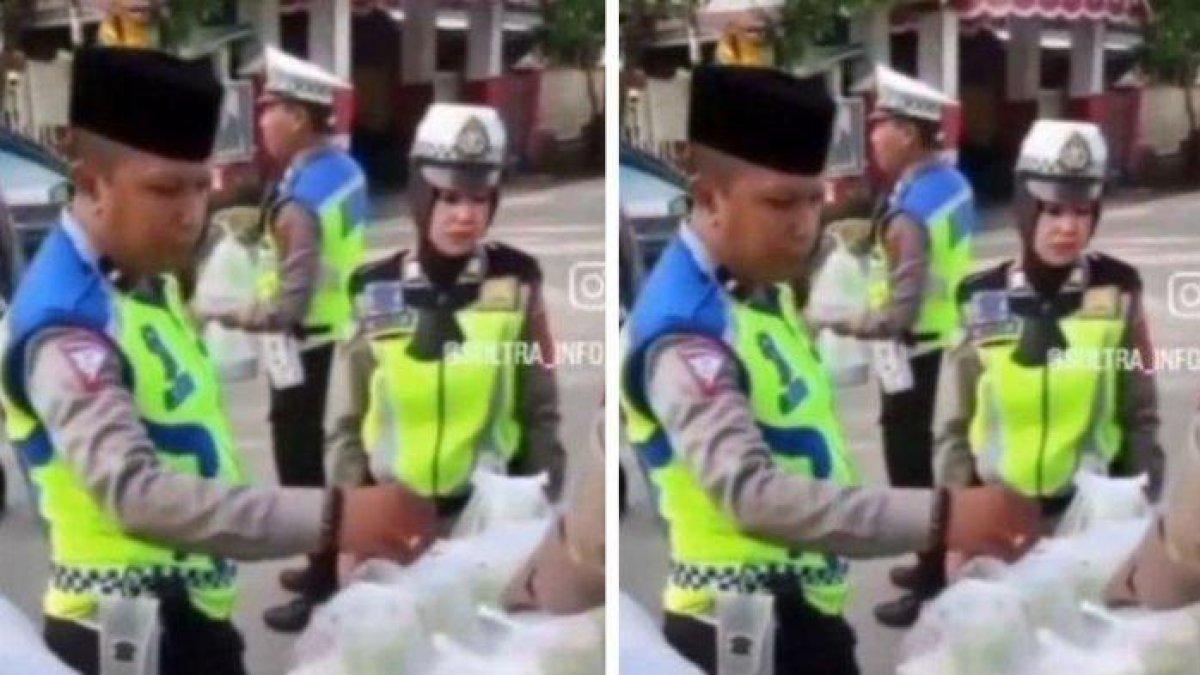 Polisi berseragam sedang bagi takjil Ramadhan malah sepi peminat, banyak yang mengira sedang razia kendaraan