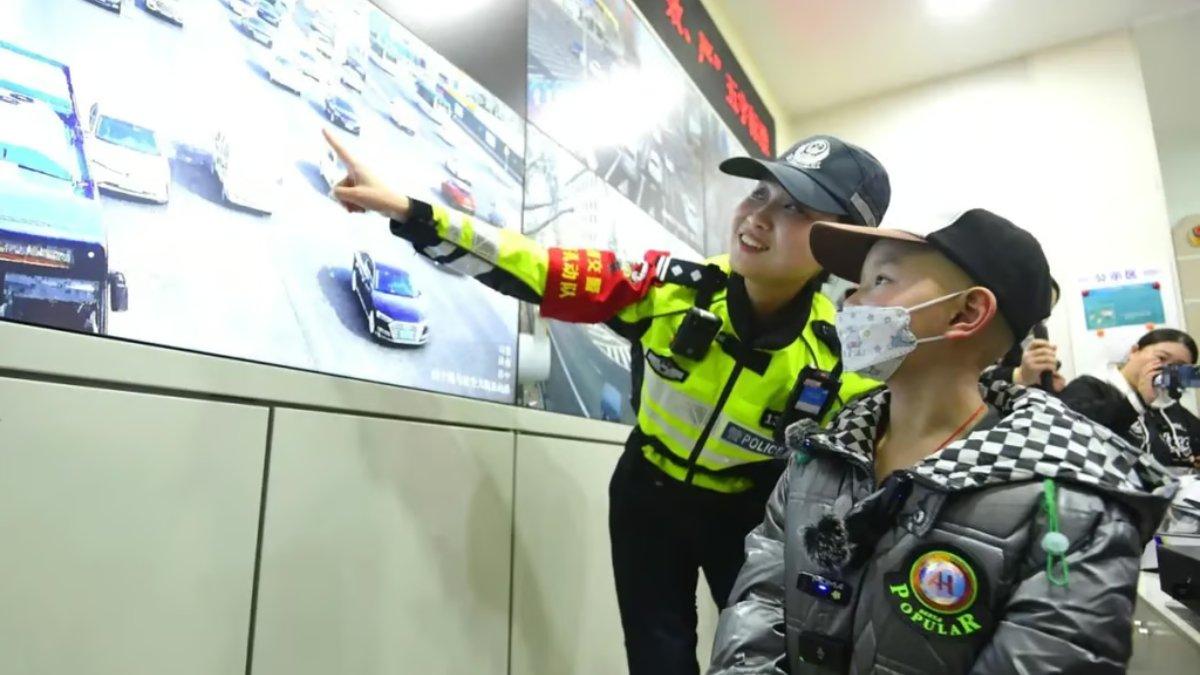 Polisi lalu lintas di China membantu mewujudkan impian seorang bocah laki-laki berusia delapan tahun yang tengah berjuang melawan kanker langka.