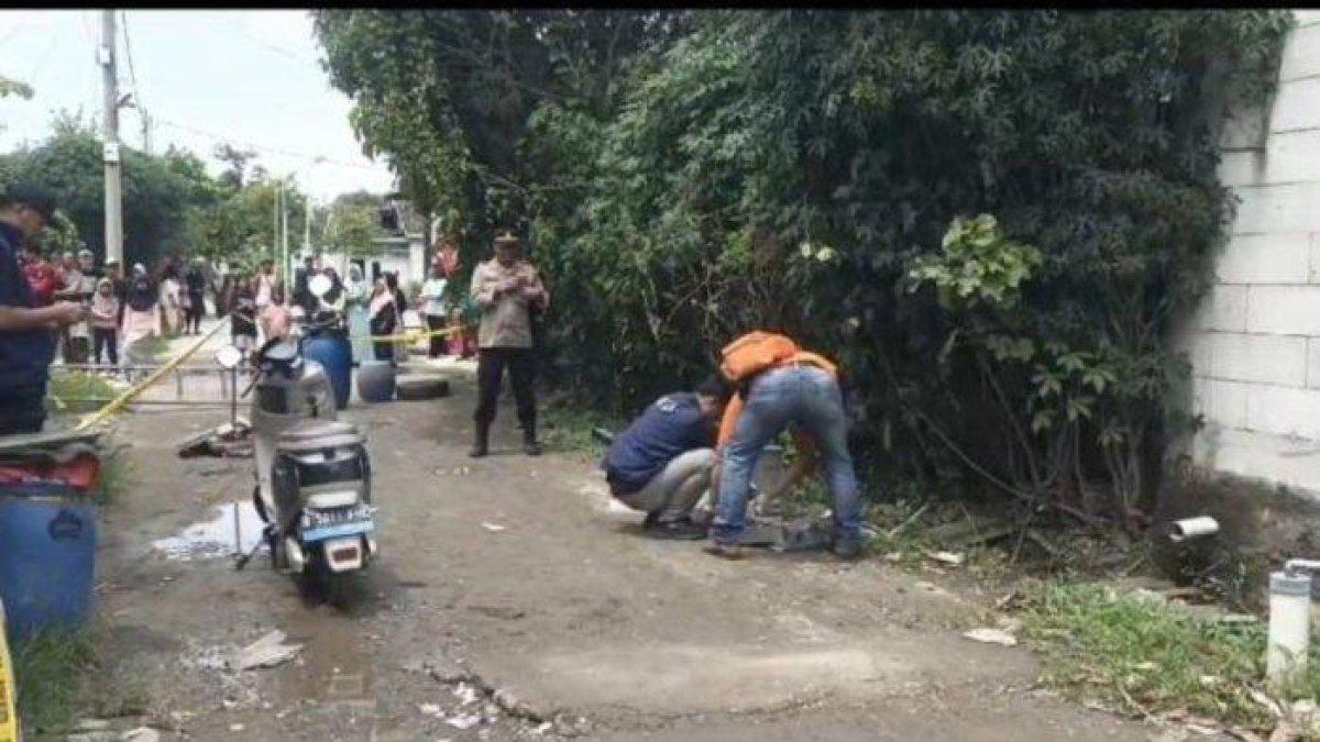 Polisi melakukan olah tempat kejadian perkara di kasus penusukan terhadap pemain sinetron Sandy Permana (46) di Perumahan Cibarusah, Kabupaten Bekasi pada Minggu (12/1/2025) pagi.