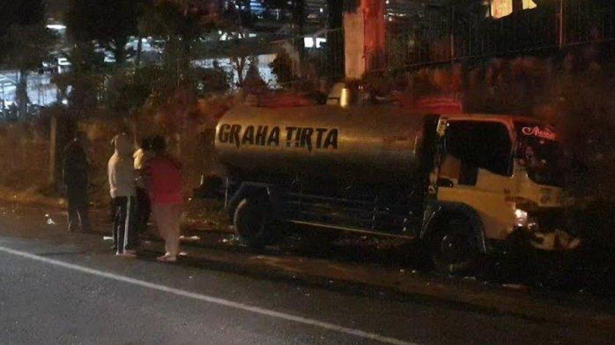Polisi melakukan olah TKP di lokasi kecelakaan di turunan Karina, Desa Sajen, Kecamatan Pacet, Kabupaten Mojokerto, Kamis (24/8/2023).
