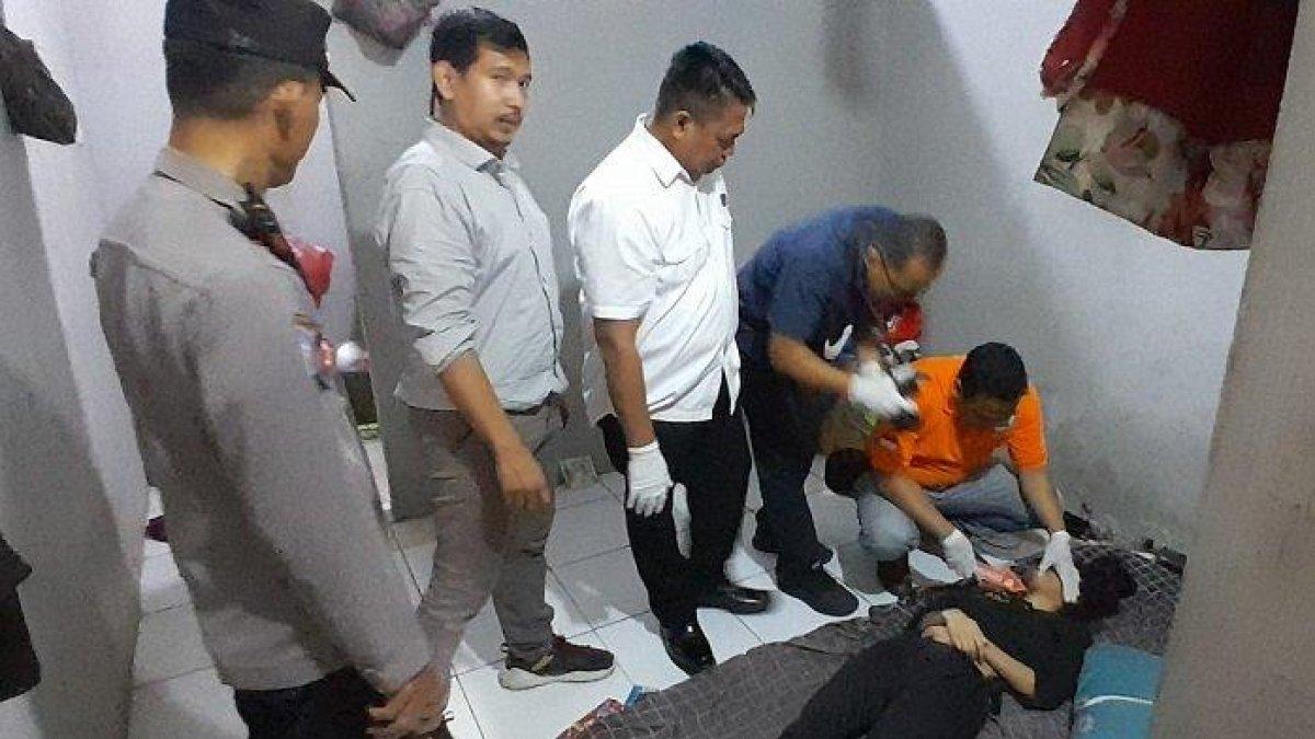 Polisi melakukan olah tempat kejadian perkara (TKP) di lokasi penemuan jasad wanita muda di Kontrakan Kampung Kamurang RT 01 RW 01 Desa Cikedokan Kecamatan Cikarang Barat, Kabupaten Bekasi pada Senin, 12 Februari 2024.