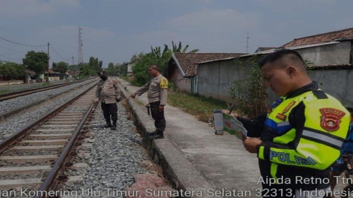 Polisi melakukan olah TKP kecelakaan seorang lansia di OKU Timur tewas tersambar kereta api babaranjang saat hendak menyeberang.