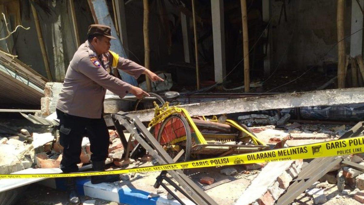 Polisi melakukan olah TKP terkait ambruknya bangunan di jalan Wahid Hasyim Jombang, Jawa Timur, Minggu (8/10/2023). Kejadian itu menyebabkan seorang tukang tewas akibat tertimpa dan tertimbun material bangunan.