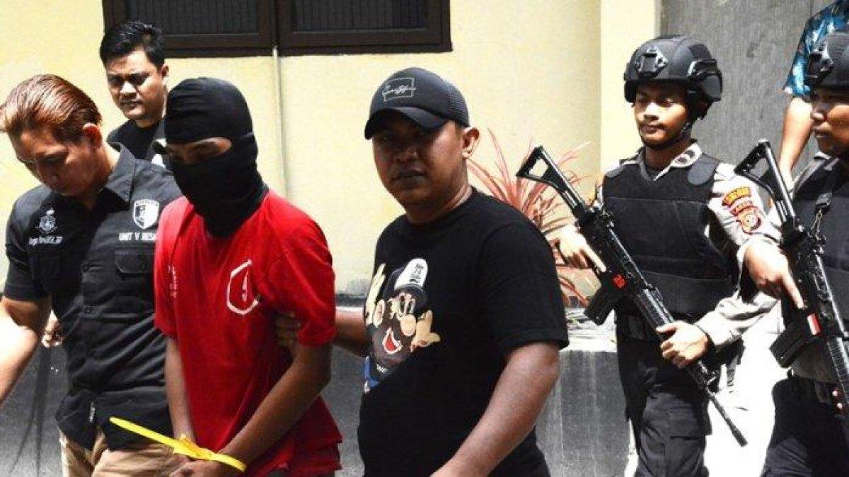 Polisi memperlihatkan tersangka kasus pembunuhan bocah 5 Tahun, Jumat (23/2/2024)
