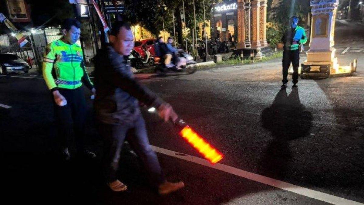 OLAH TKP : Polisi mendatangi lokasi kecelakaan yang menyebabkan satu pengendara sepeda motor meninggal dunia di Jalan Palagan Tentara Pelajar, tepatnya di simpang tiga dusun Sedan, Kelurahan Sariharjo, Ngaglik, Kabupaten Sleman, pada Sabtu (24/5/2025) dini hari.