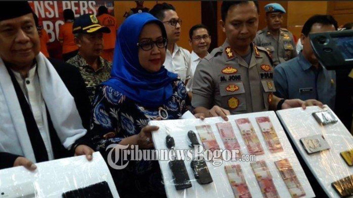 Polisi mengamankan barang bukti dari mucikari kawin kontrak di kawasan Puncak Bogor, Jawa Barat.