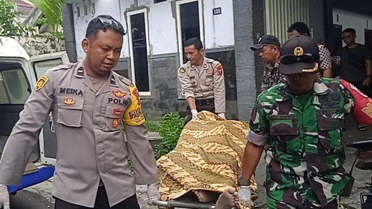 Polisi mengevakuasi jasad karyawan farmasi yang tewas di Kamar Kos Jember, Kamis (4/1/2024)