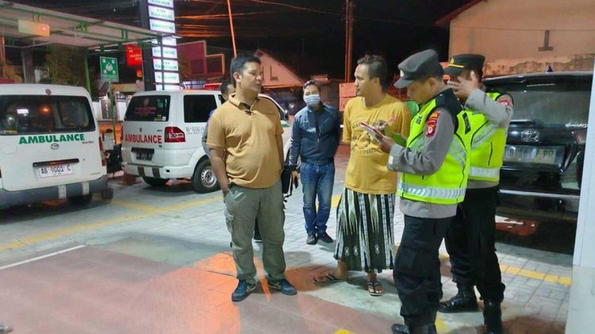 Polisi mengolah TKP korban penusukan oleh orang tidak dikenal di Padukuhan Kauman Kidul, Kalurahan Tirotrahayu, Kapanewon Galur, Kabupaten Kulon Progo, Daerah Istimewa Yogyakarta, Jumat (29/12/2023).