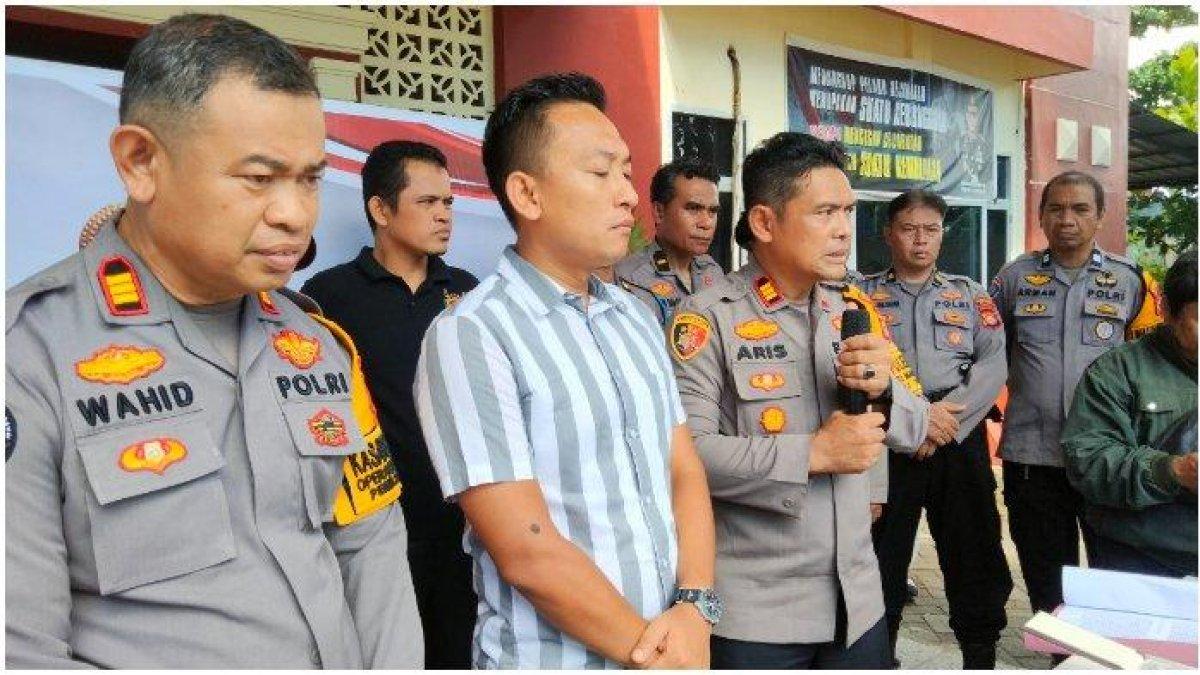 Kapolsek Tamalate AKP Aris Sumarsono bersama Kasat Reskrim Polrestabes Makassar Kompol Devi Sujana dan Kasih Humas AKP Wahiduddin saat rilis pengungkapan kasus pencurian rumah kosong di Mapolsek Tamalate, Makassar, Kamis (4/1/2024) siang.
