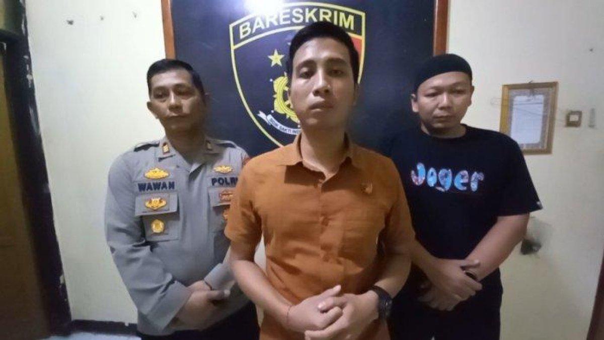 PENCULIKAN GURU SD - Kasat Reskrim Polresta Cirebon, AKP I Putu Prabawa (tengah). Ia menjelaskan mengenai dugaan penculikan guru SD di Kecamatan Susukan.