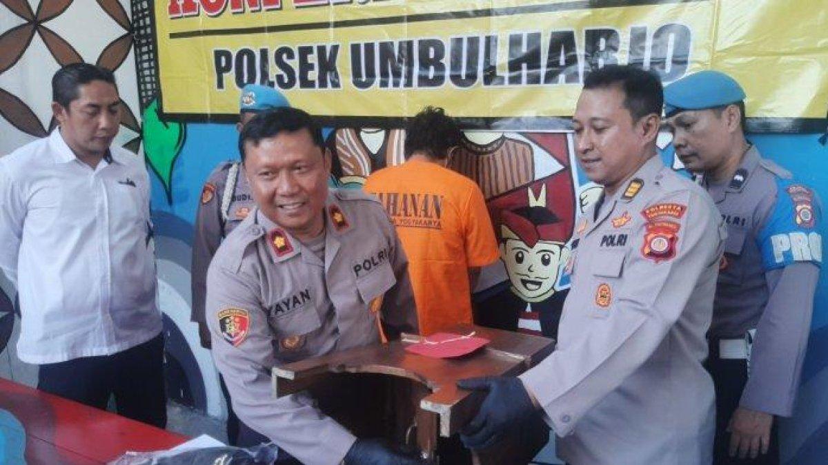 Polisi menunjukan barang bukti kotak amal yang dicongkel pelaku, Senin (18/9/2023)