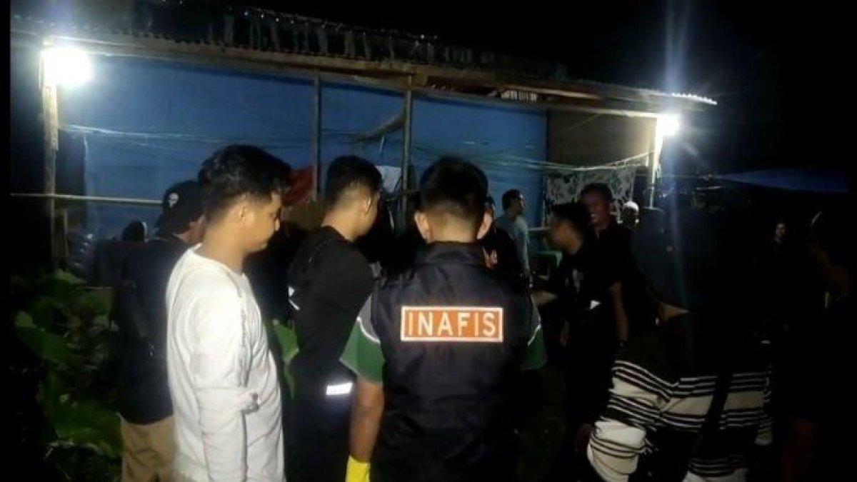 Polisi olah TKP terkait kasus pembunuhan terhadap IRT di Desa Madinging, Kabupaten Gowa