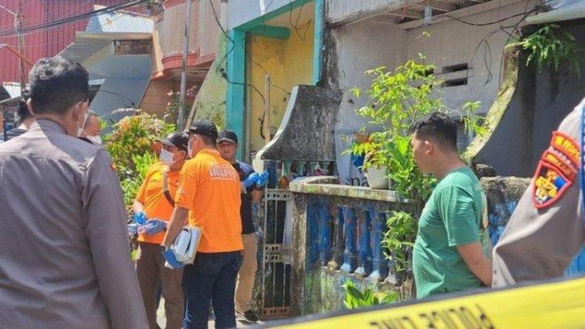 Polisi saat berada di lokasi penemuan mayat perempuan di Jalan Kandea Makassar, Minggu (14/4/2024)