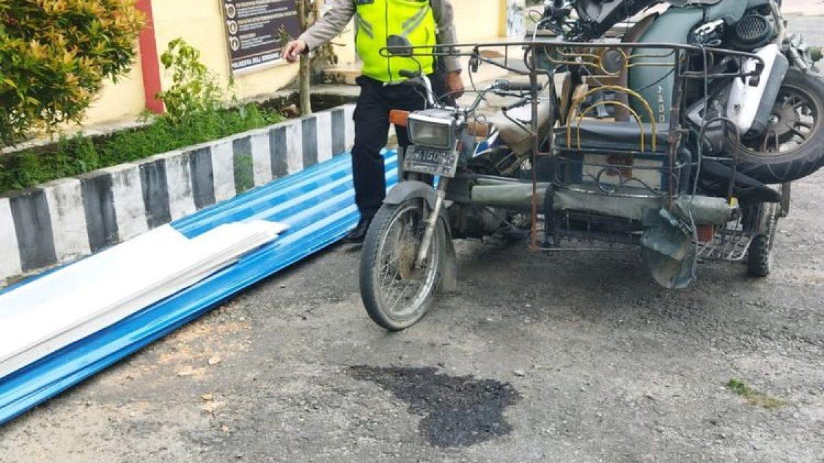 Polisi saat mengevakuasi becak bermotor dan sepeda motor Honda Scopy yang terlibat kecelakaan di Desa Sialang, Kecamatan Bangun Purba, Kabupaten Deli Serdang, Sumatera Utara, Senin (25/9/2023). Dalam insiden itu seorang bidan bernama Ardumas Situmorang (35) tewas