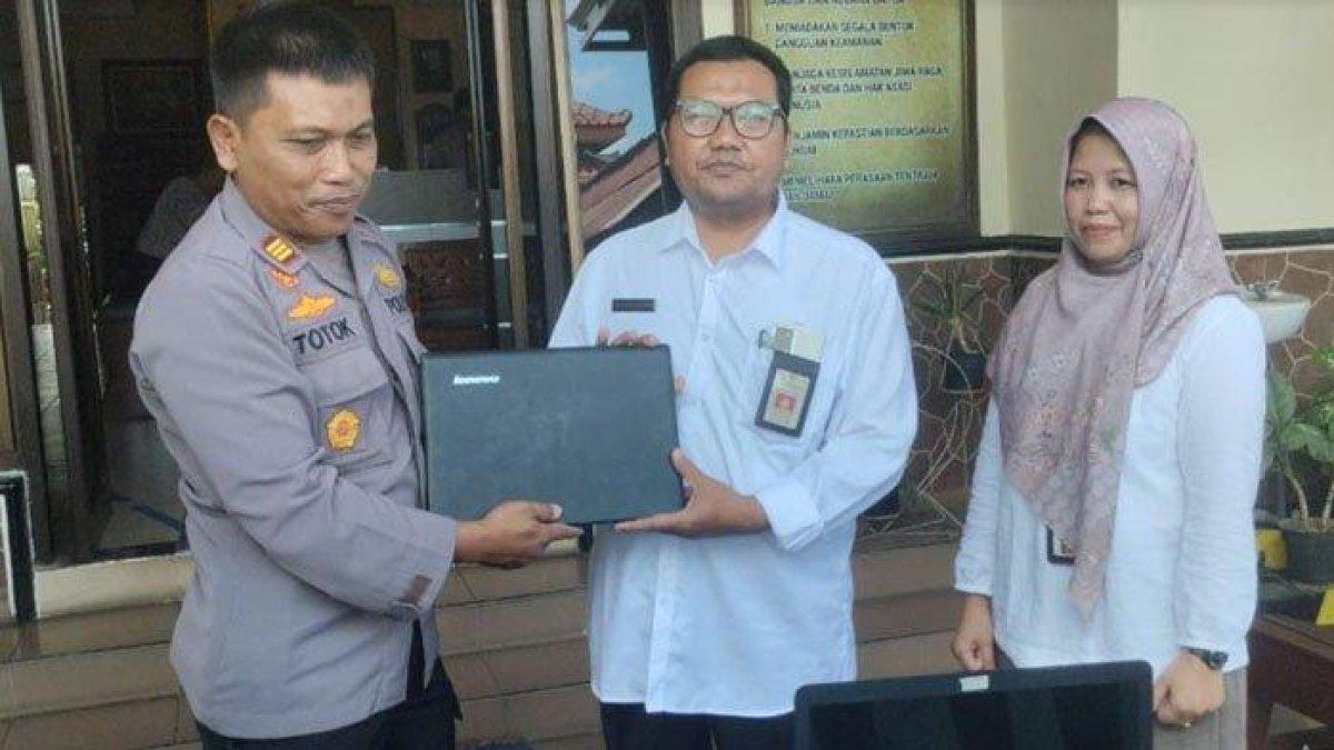 Polsek Pagelaran Malang menyerahkan laptop yang telah dicuri tiga pelajar,