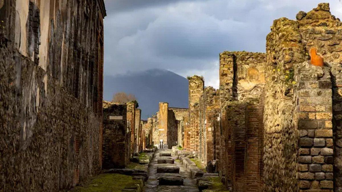 Pompeii adalah tempat wisata yang populer
