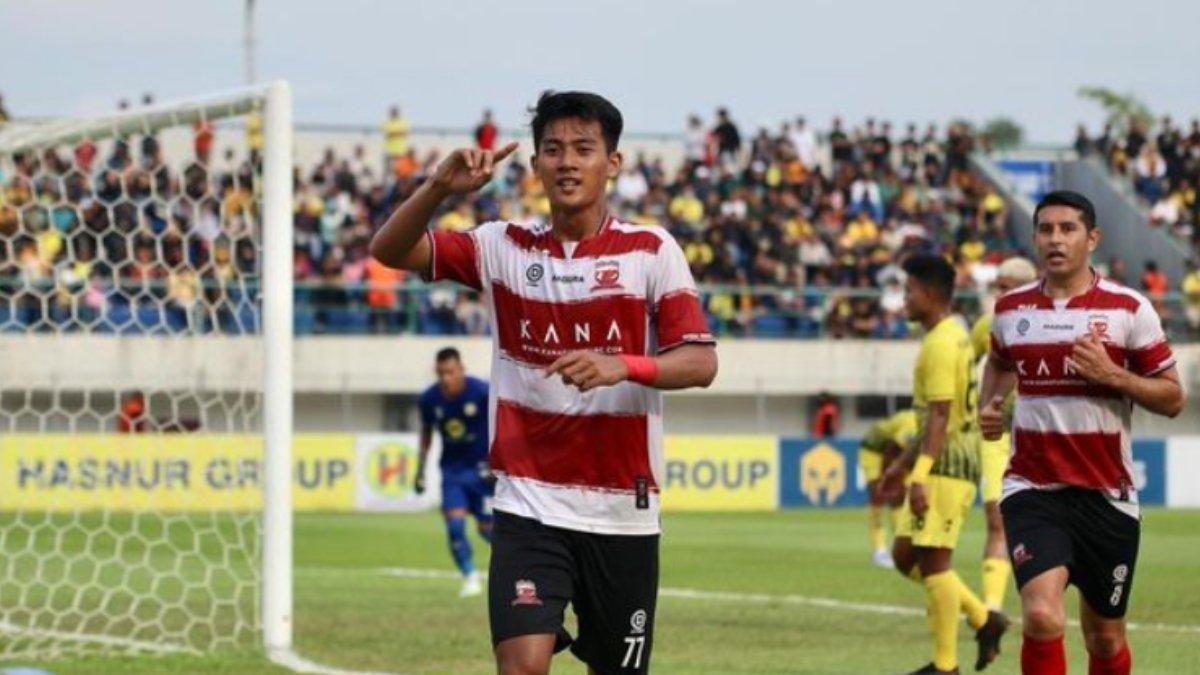 Potensi Malik Risaldi menembus skuad Timnas Indonesia untuk Kualifikasi Piala Dunia 2026 zona Asia terbuka lebar. // Striker berusia 27 tahun itu menjadi pencetak gol terbanyak Madura United dengan 13 gol.