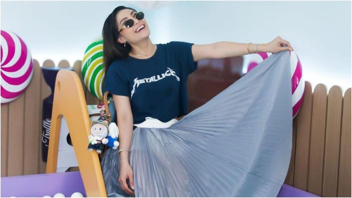 Potret Ayu Dewi bersama boneka Labubu miliknya.
