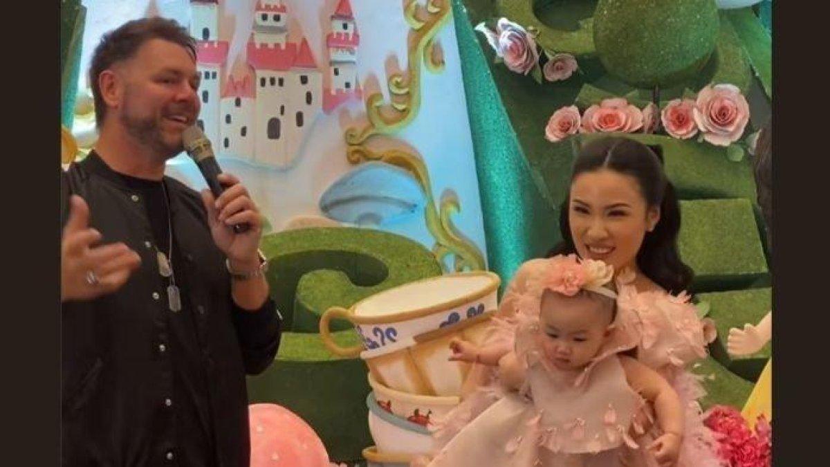 Potret Cynthia Tan, Desainer Baju yang Viral Undang Brian Eks Westlife di Acara Ultah Anak