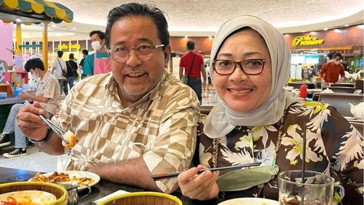 Potret Dewi Indriati saat kencan dengan Rano Karno.