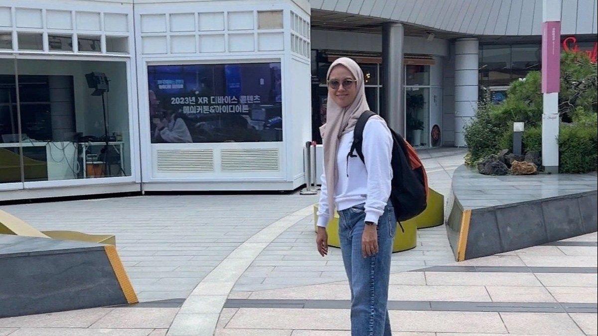 Potret Dian saat sedang berada di Jepang, mirip murid yang sedang study tour.