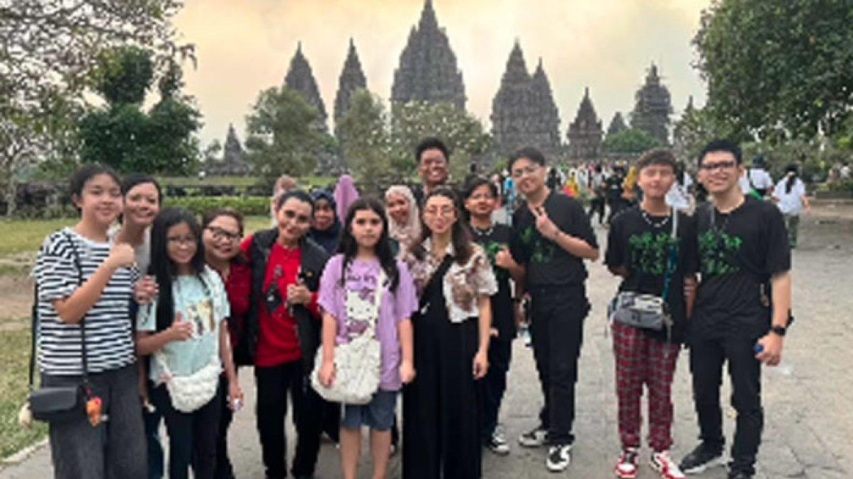 Potret Eno Sigit Cucu Soeharto Liburan Sederhana ke Candi Prambanan