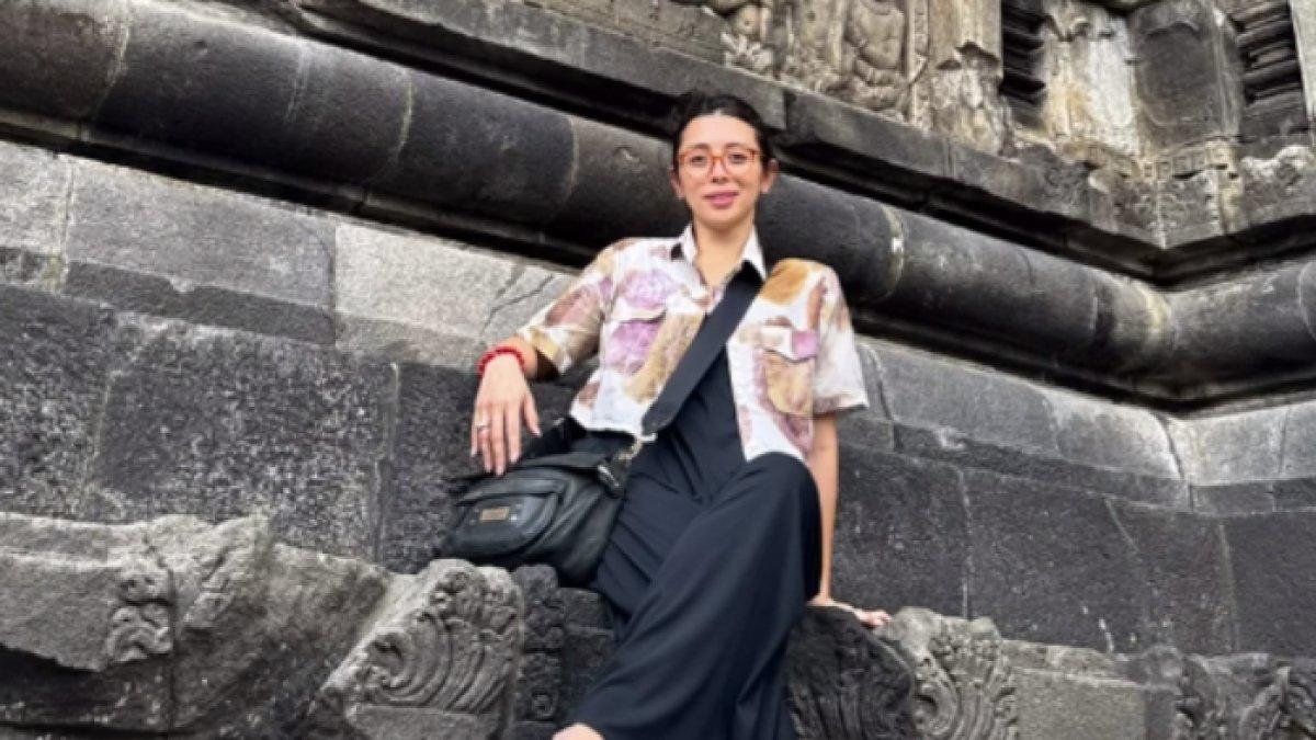Potret Eno Sigit cucu Soeharto liburan ke Candi Prambanan