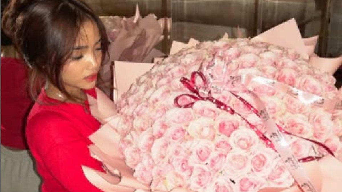 FUJI PAMER BUNGA - Potret Fuji saat memamerkan buket bunga berukuran raksasa, diambil dari Instagramnya pada Rabu, 5 Februari 2025. Publik pun penasaran identitas pengirim bunga tersebut.