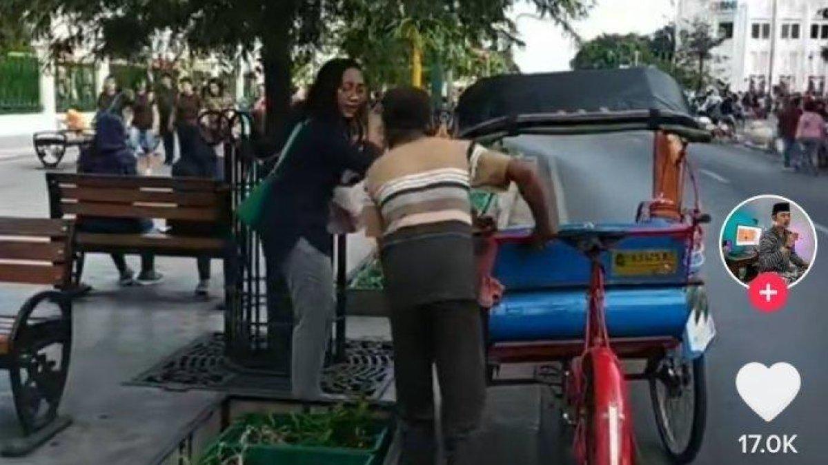 Potret GKR Bendara naik becak