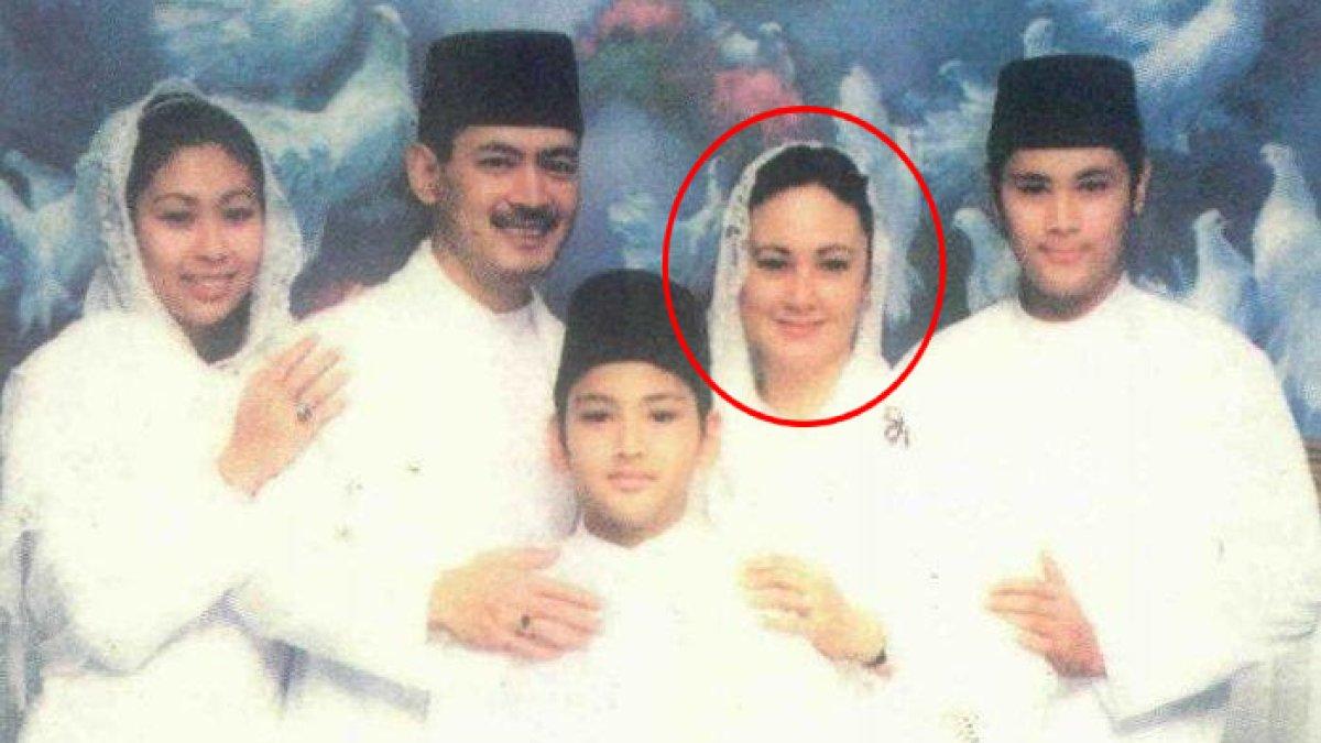 Potret Halimah Agustina kamil mantan istri Bambang Trihatmodjo waktu masih muda bersama anak-anaknya