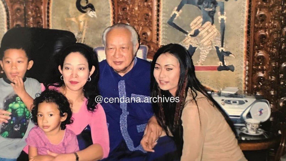 Potret Inul Daratista bersama anak dan cucu Soeharto.