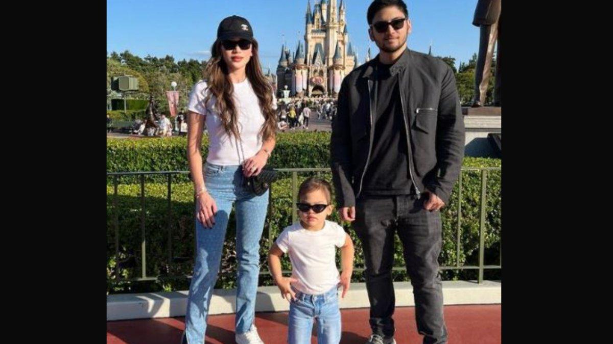Potret Kezia Toemion kembaran baju dengan anak.