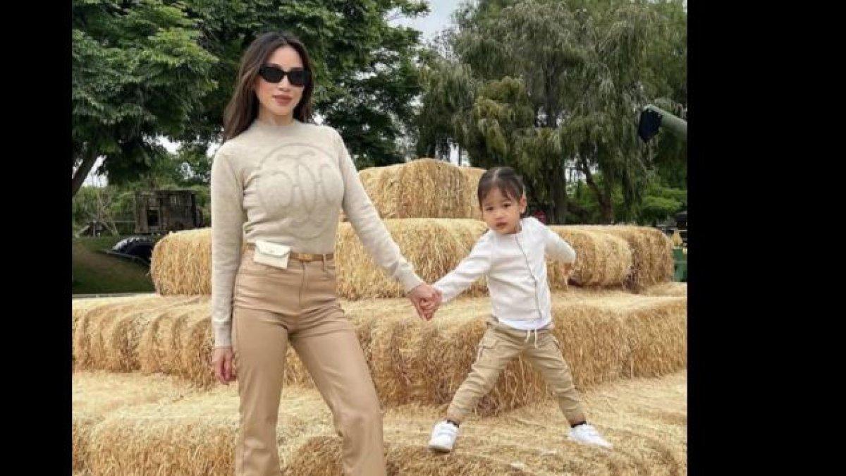 Potret Kezia Toemion kembaran baju dengan anak.