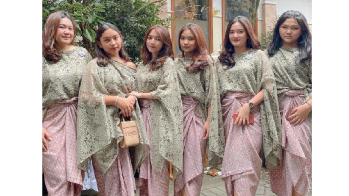 Potret Khirani bersama para sepupu.