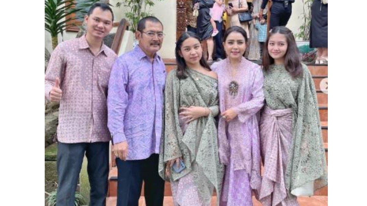 Potret Khirani bersama para sepupu.