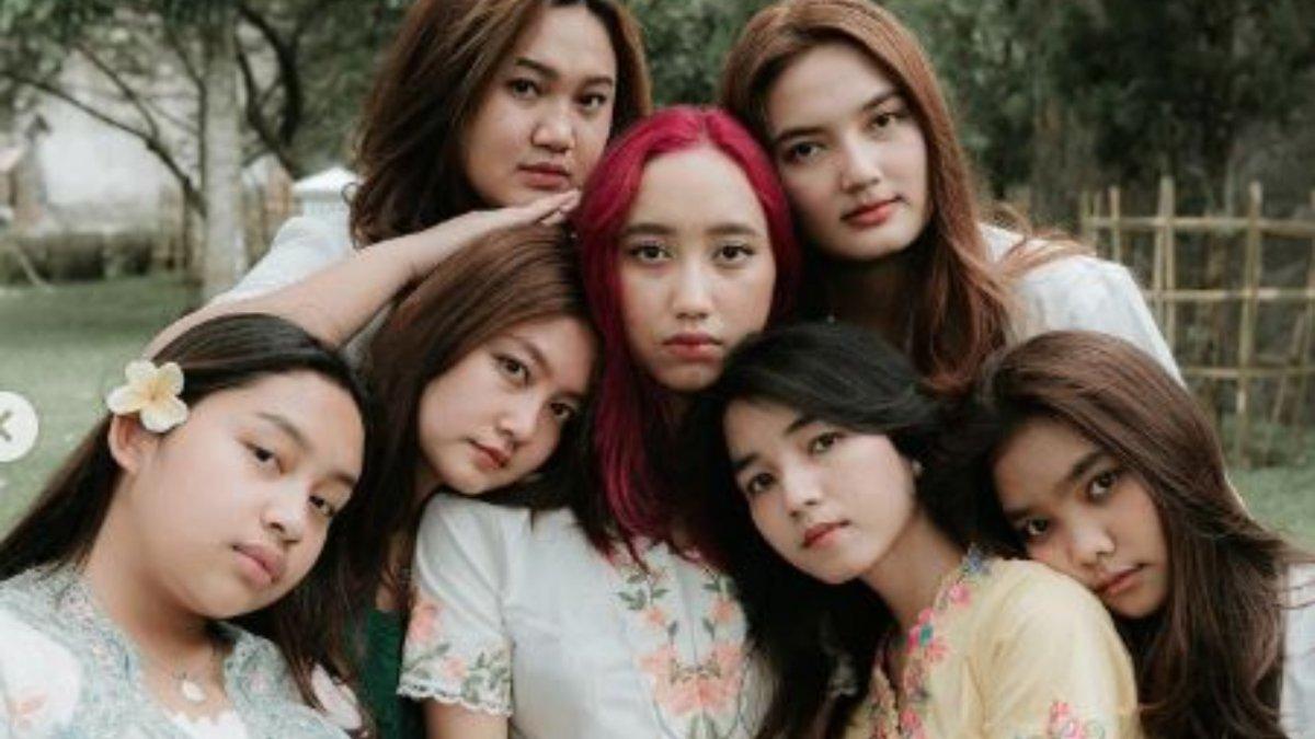 Potret Khirani bersama para sepupu.