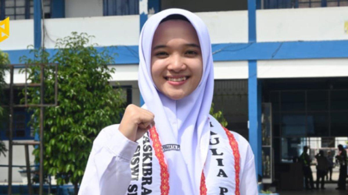 Potret Maulia Permata Putri pembawa baki bendera untuk Upacara HUT ke-79 RI di IKN.