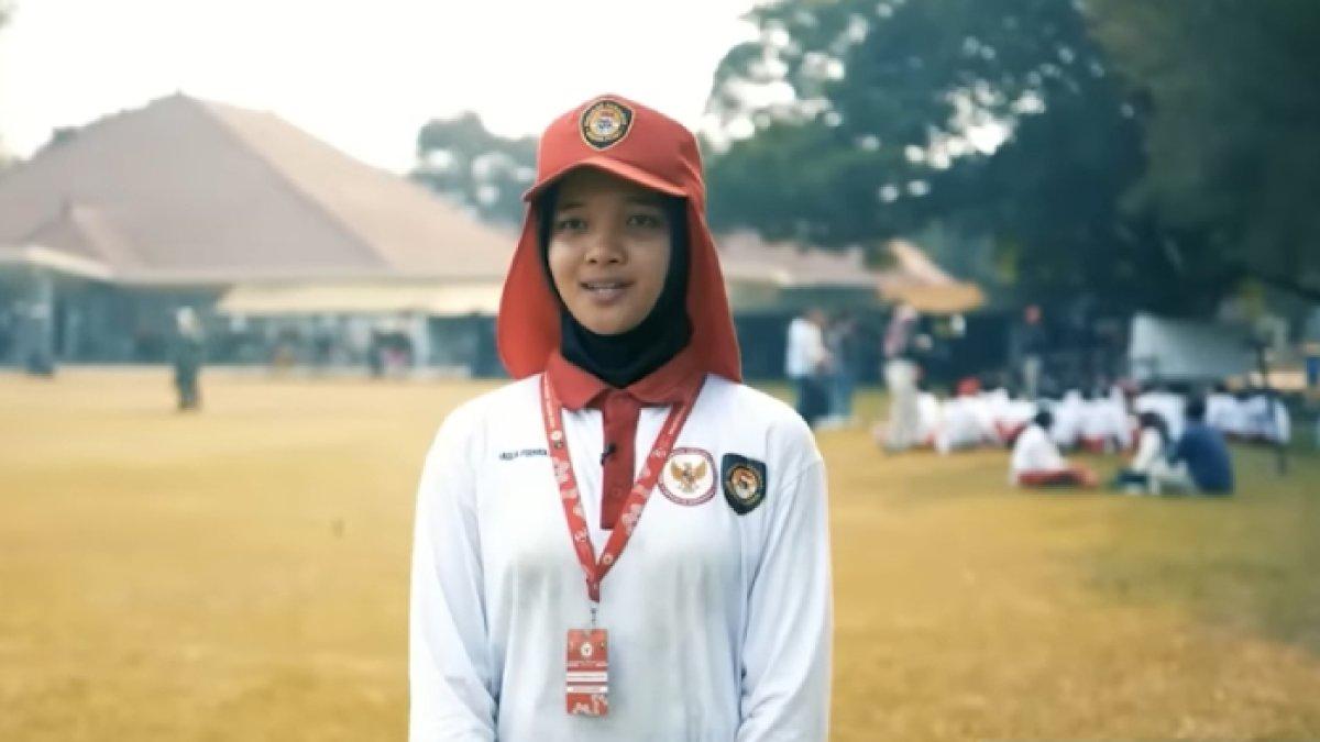 Potret Maulia Permata Putri pembawa baki bendera untuk Upacara HUT ke-79 RI di IKN.