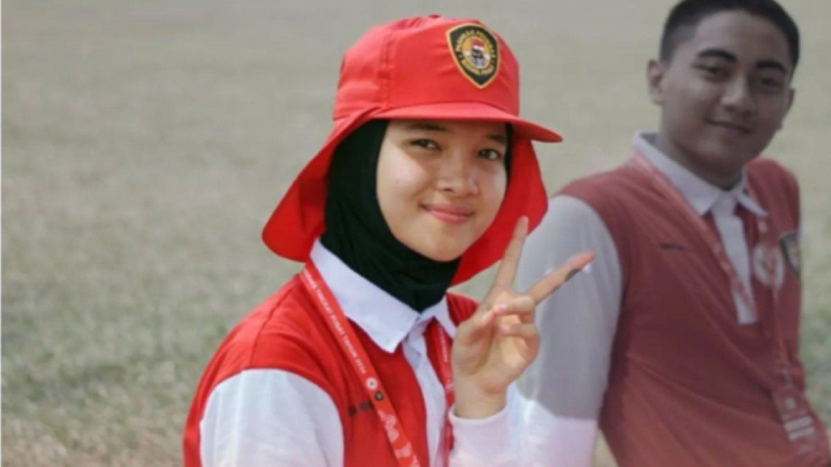 Potret Maulia Permata Putri pembawa baki bendera untuk Upacara HUT ke-79 RI di IKN.