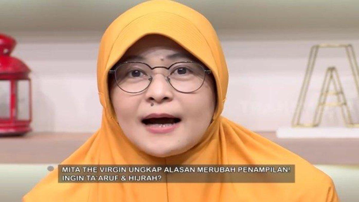 Penampilan Mita The Virgin mengenakan hijab.