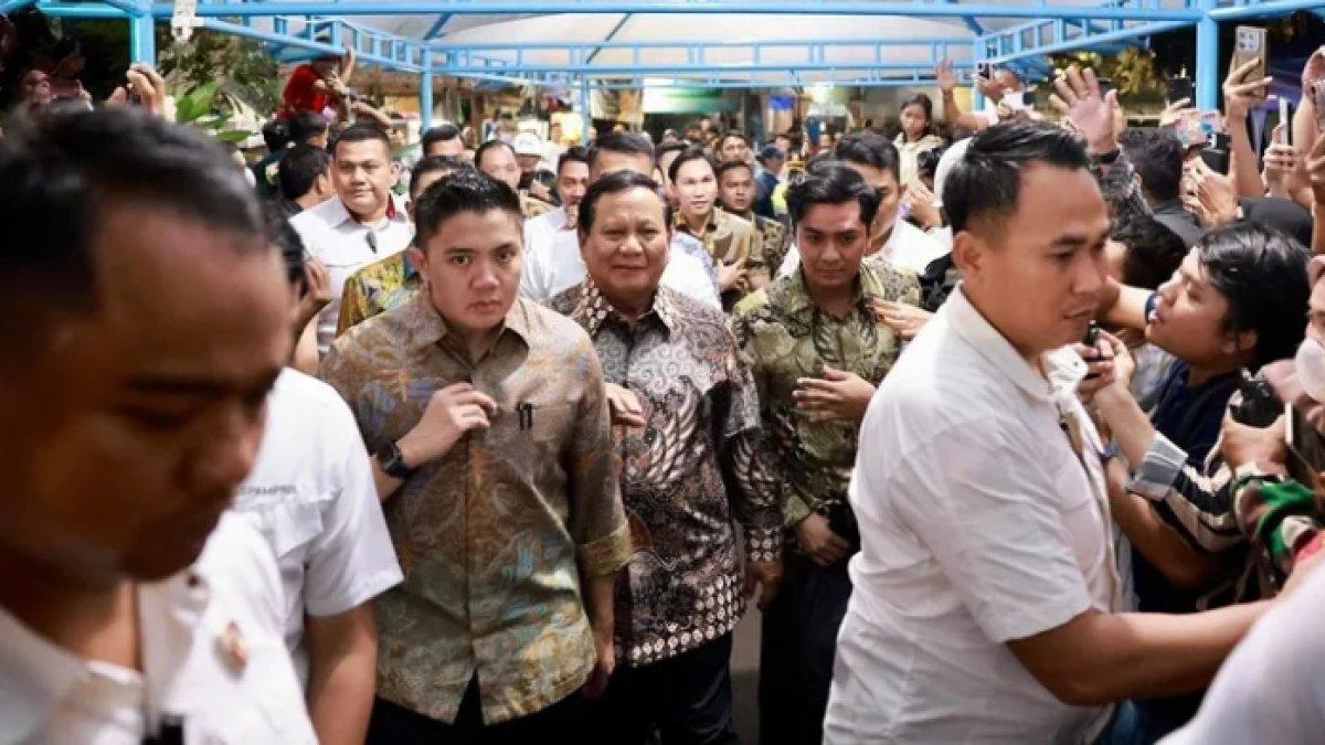 Potret Presiden Prabowo Subianto dan Titiek Soeharto merayakan Tahun Baru 2025 di Bundaran HI, Jakarta pada Selasa, (31/12/2024) malam.
