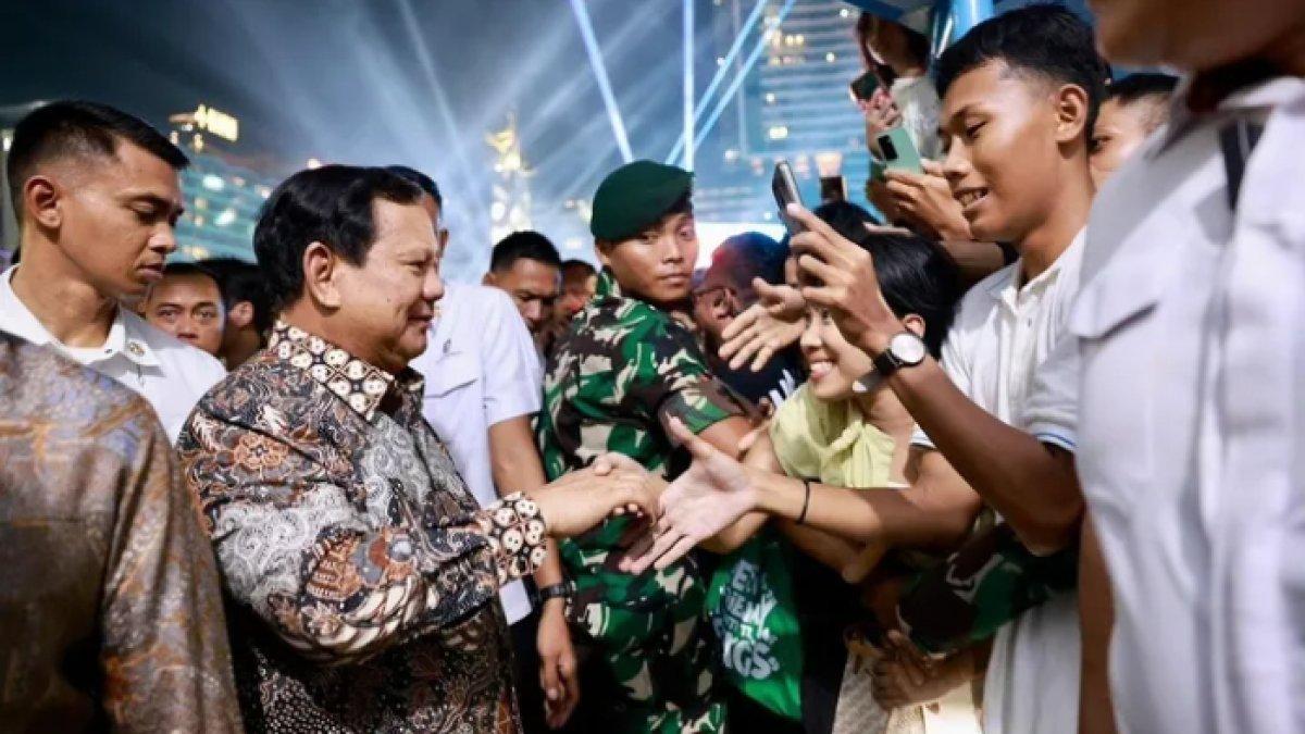 Potret Presiden Prabowo Subianto dan Titiek Soeharto merayakan Tahun Baru 2025 di Bundaran HI, Jakarta pada Selasa, (31/12/2024) malam.